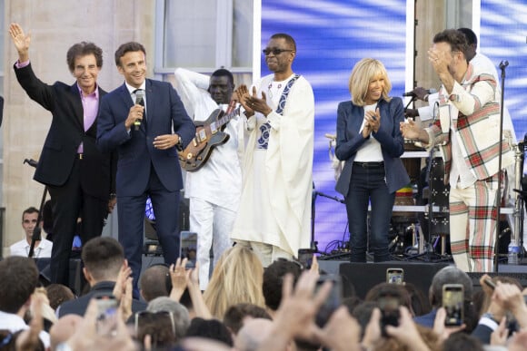 Jack Lang, Emmanuel Macron, président de la République, Youssou N'Dour, Brigitte Macron (veste en cuir Jitrois) et Charlie Winston lors de la fête de la musique au palais de l'Elysée à Paris le 21 juin 2022