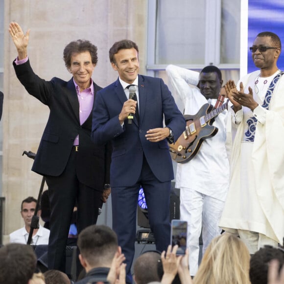 Jack Lang, Emmanuel Macron, président de la République, Youssou N'Dour, Brigitte Macron (veste en cuir Jitrois) et Charlie Winston lors de la fête de la musique au palais de l'Elysée à Paris le 21 juin 2022