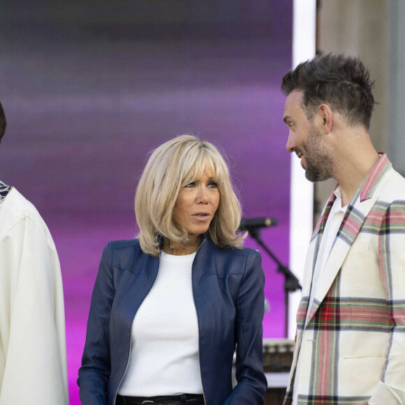 Youssou N'Dour, Brigitte Macron (veste en cuir Jitrois) et Charlie Winston lors de la fête de la musique au palais de l'Elysée à Paris le 21 juin 2022