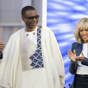 Youssou N'Dour, Brigitte Macron et Charlie Winston lors de la fête de la musique au palais de l'Elysée à Paris le 21 juin 2022