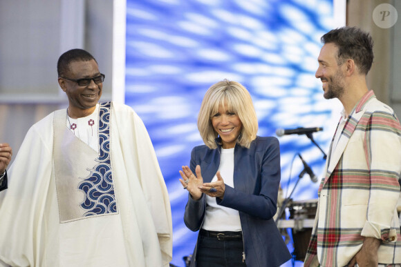 Youssou N'Dour, Brigitte Macron et Charlie Winston lors de la fête de la musique au palais de l'Elysée à Paris le 21 juin 2022