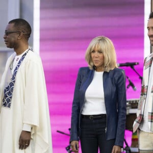 Youssou N'Dour, Brigitte Macron (veste en cuir Jitrois) et Charlie Winston lors de la fête de la musique au palais de l'Elysée à Paris le 21 juin 2022