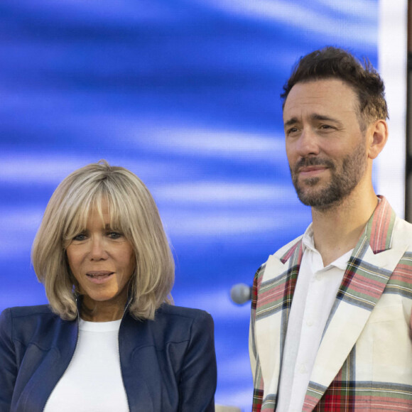 Youssou N'Dour, Brigitte Macron (veste en cuir Jitrois) et Charlie Winston lors de la fête de la musique au palais de l'Elysée à Paris le 21 juin 2022