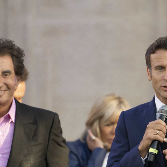 Jack Lang, Emmanuel Macron, président de la République et Youssou N'Dour lors de la fête de la musique au palais de l'Elysée à Paris le 21 juin 2022