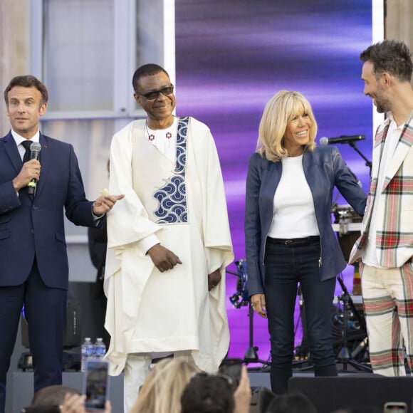 Emmanuel Macron, président de la République, Youssou N'Dour, Brigitte Macron (veste en cuir Jitrois), Charlie Winston lors de la fête de la musique au palais de l'Elysée à Paris le 21 juin 2022