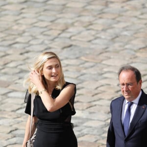 François Hollande et sa compagne Julie Gayet lors de la cérémonie d'hommage national à Jean-Paul Belmondo à l'Hôtel des Invalides à Paris, France, le 9 septembre 2021. © Dominique Jacovides/Bestimage