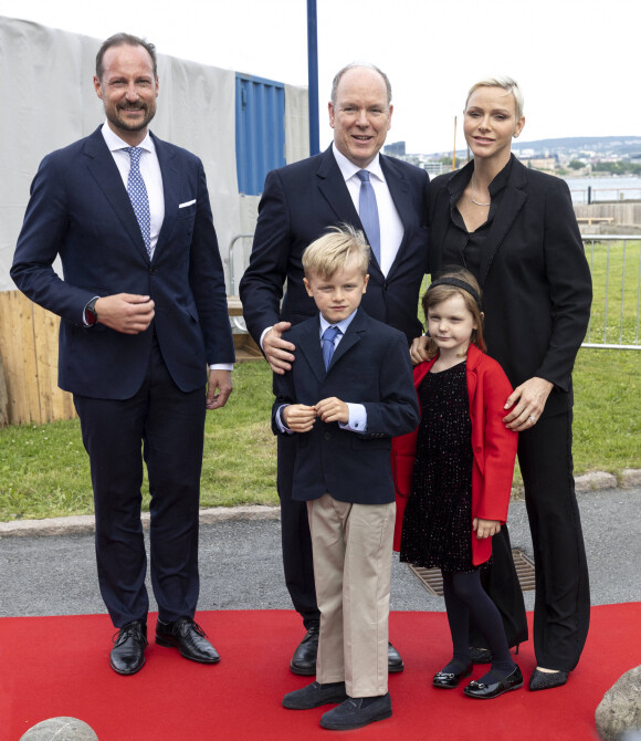 Le prince Haakon de Norvège, le prince Albert II de Monaco, la princesse Charlene, le prince Jacques et la princesse Gabriella - Le prince Albert II de Monaco inaugure l'exposition l’exposition "Sailing the Sea of Science, Scientist and explorer. Prince Albert Ier and the early norwegian exploration of Svalbard " au Fram Museum à Oslo le 22 juin 2022.