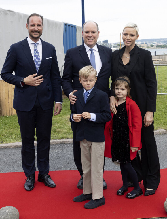 Le prince Haakon de Norvège, le prince Albert II de Monaco, la princesse Charlene, le prince Jacques et la princesse Gabriella - Le prince Albert II de Monaco inaugure l'exposition l’exposition "Sailing the Sea of Science, Scientist and explorer. Prince Albert Ier and the early norwegian exploration of Svalbard " au Fram Museum à Oslo le 22 juin 2022.