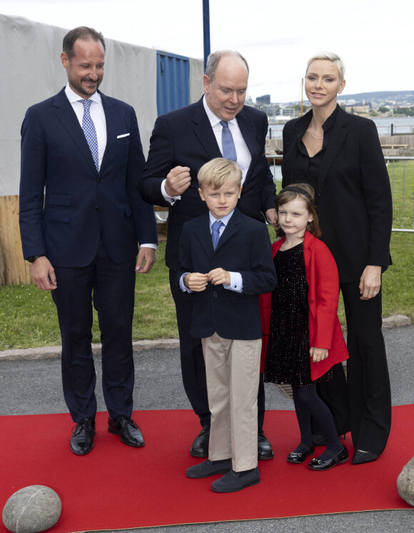 Le prince Haakon de Norvège, le prince Albert II de Monaco, la princesse Charlene, le prince Jacques et la princesse Gabriella - Le prince Albert II de Monaco inaugure l'exposition l’exposition "Sailing the Sea of Science, Scientist and explorer. Prince Albert Ier and the early norwegian exploration of Svalbard " au Fram Museum à Oslo le 22 juin 2022.