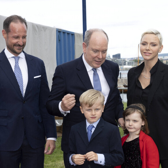 Le prince Haakon de Norvège, le prince Albert II de Monaco, la princesse Charlene, le prince Jacques et la princesse Gabriella - Le prince Albert II de Monaco inaugure l'exposition l’exposition "Sailing the Sea of Science, Scientist and explorer. Prince Albert Ier and the early norwegian exploration of Svalbard " au Fram Museum à Oslo le 22 juin 2022.