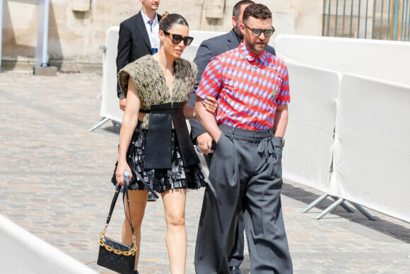 Photo : Jessica Biel et son mari Justin Timberlake lors du défilé de mode  Homme printemps-été 2023 Louis Vuitton dans la cour Carrée du Louvre à  Paris, France, le 23 juin 2022. ©