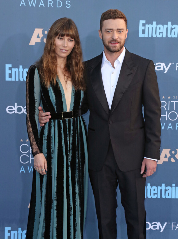 Jessica Biel et son mari Justin Timberlake lors de la 22ème soirée annuelle Critics' Choice Awards au Barker Hangar à Santa Monica, le 11 décembre 2016. 