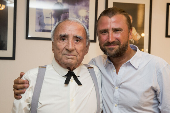 Archives - Claude Brasseur et son fils Alexandre dans les coulisses du Festival de Ramatuelle, pour la pièce "La Colère du Tigre". Le 6 août 2015. © Cyril Bruneau / Festival de Ramatuelle / Bestimage