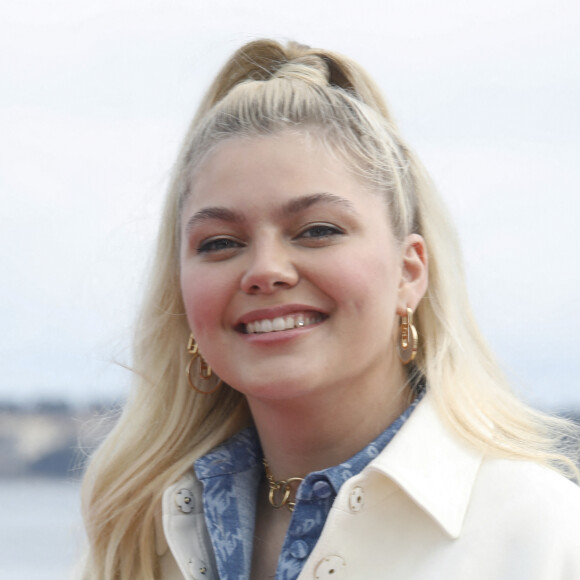 Louane Emera - Photocall de la série "Visions" lors de la 5ème saison du festival International des Séries "Canneseries" à Cannes, France © Denis Guignebourg/Bestimage 