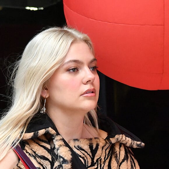 Exclusif - Louane ouvre le défilé prêt-à-porter automne hiver 2022 de Victoria/Tomas lors de la Fashion Week à Paris, le 1er mars 2022. © Veeren / Christophe Clovis / Bestimage 