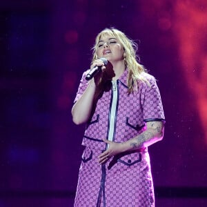 Exclusif - Louane Emera - Enregistrement de la 2ème partie de l'émission "La chanson challenge" au Château de Chambord, qui sera diffusée le 26 juin sur TF1 Après le succès de la première édition, " LA CHANSON CHALLENGE " revient sur TF1 pour une soirée inédite et exceptionnelle, produite par DMLS TV, le samedi 26 juin à 21h05. " LA CHANSON CHALLENGE " est une émission au cours de laquelle de nombreux artistes vont se lancer un challenge : chanter une chanson très éloignée de leur univers habituel. © Gaffiot-Moreau / Bestimage 