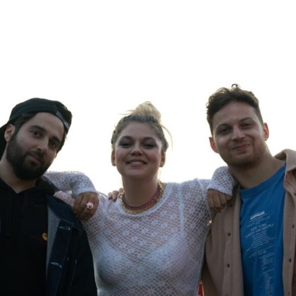 Louane et deux de ses musiciens