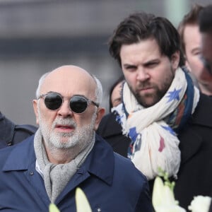 Gérard Jugnot et son fils Arthur Jugnot lors des obsèques de Véronique Colucci au cimetière communal de Montrouge, le 12 avril 2018.