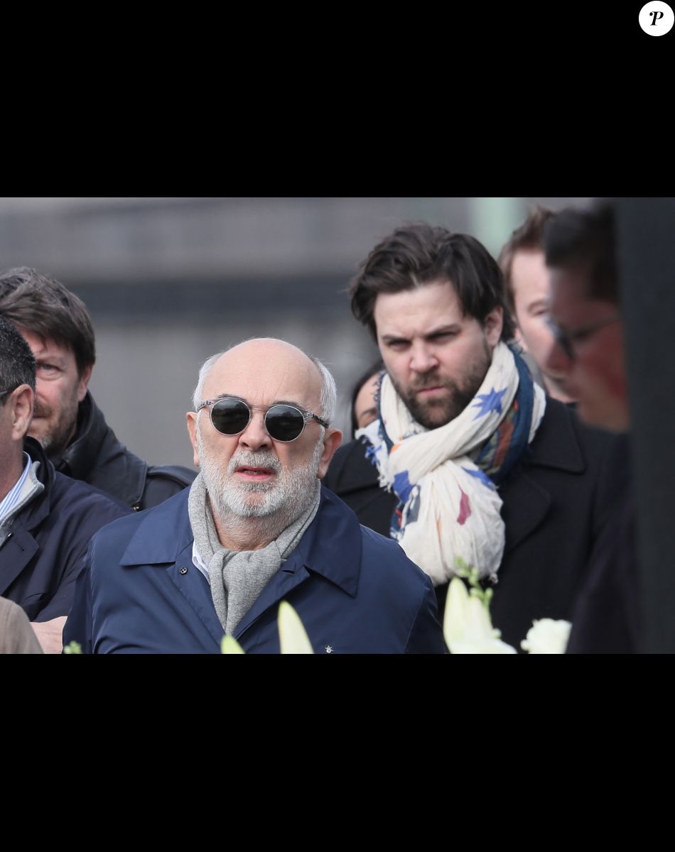 Gérard Jugnot et son fils Arthur Jugnot lors des obsèques de Véronique Colucci au cimetière communal de Montrouge, le 12 avril 2018.
