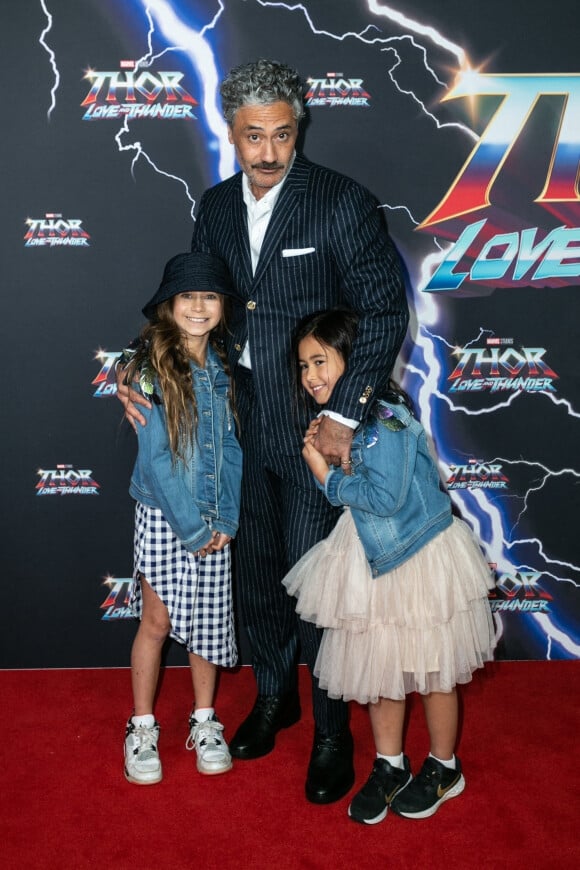 Taika Waititi avec ses filles Matewa et Te à la première du film "Thor: Love and Thunder" à Syndey, le 27 juin 2022. 