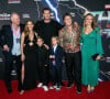 Chris Hemsworth et sa femme Elsa Pataky avec leurs enfants India et Sasha, Luke Hemsworth et sa femme Samantha à la première du film "Thor: Love and Thunder" à Syndey, le 27 juin 2022. 