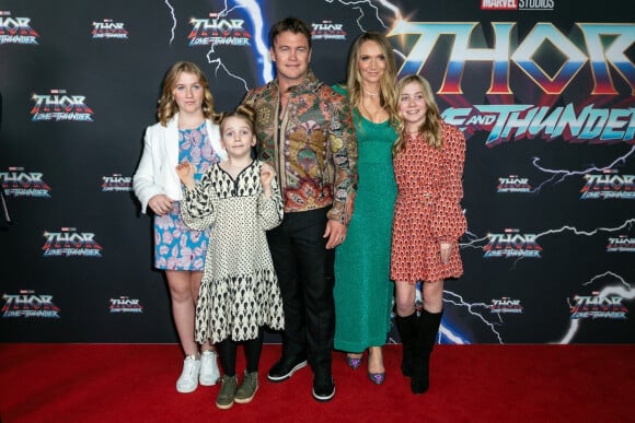 Luke Hemsworth et sa femme Samantha avec leurs enfants Harper, Holly et Ella à la première du film "Thor: Love and Thunder" à Syndey, le 27 juin 2022. 
