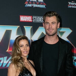 Chris Hemsworth et sa femme Elsa Pataky à la première du film "Thor: Love and Thunder" à Syndey, le 27 juin 2022. 