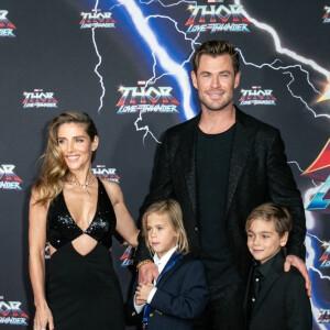 Chris Hemsworth et sa femme Elsa Pataky avec leurs enfants India et Sasha à la première du film "Thor: Love and Thunder" à Syndey, le 27 juin 2022. 
