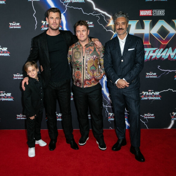 Taika Waititi, Chris Hemsworth et son fils Sasha, Luke Hemsworth à la première du film "Thor: Love and Thunder" à Syndey, le 27 juin 2022. 