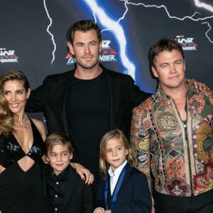 Chris Hemsworth et sa femme Elsa Pataky avec leurs enfants India et Sasha, Luke Hemsworth et sa femme Samantha à la première du film "Thor: Love and Thunder" à Syndey, le 27 juin 2022. 