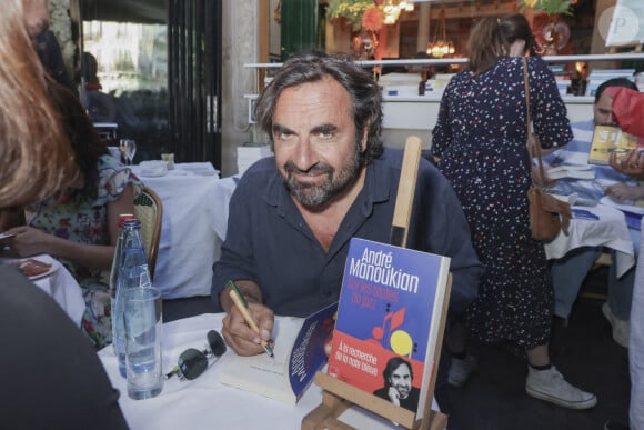 André Manoukian (son livre "Sur les routes du jazz") lors de la soirée de l'été littéraire et musical aux Deux Magots à Paris le 27 juin 2022. © Jack Tribeca / Bestimage 