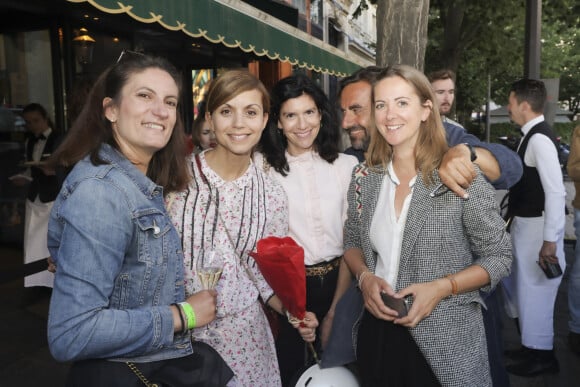 André Manoukian et des amies lors de la soirée de l'été littéraire et musical aux Deux Magots à Paris le 27 juin 2022. © Jack Tribeca / Bestimage 