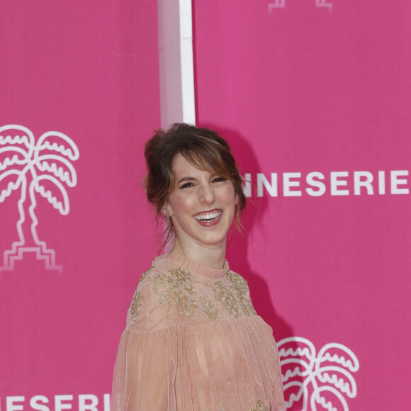 Léa François, en longue robe tulle nude rebrodée aux épaules griffée Christophe Guillarmé, bijoux Elsa Lee Paris, et pochette Carmen Steffens, de "Plus Belle la Vie" au photocall lors de la 5ème saison du festival International des Séries "Canneseries" à Cannes, France, le 2 avril 2022. © Denis Guignebourg/Bestimage