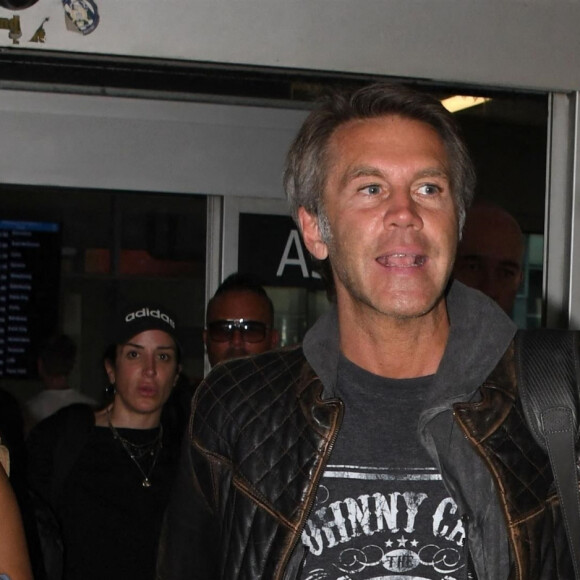 Le prince Emmanuel-Philibert de Savoie arrive à l'aéroport de Nice, la veille de l'ouveture du festival de Cannes, le 16 mai 2022.