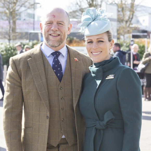 Zara Phillips (Zara Tindall) et son mari Mike Tindall lors du troisième jour de la célèbre course de chevaux du festival de Cheltenham, Royaume Uni, le 17 mars 2022. 