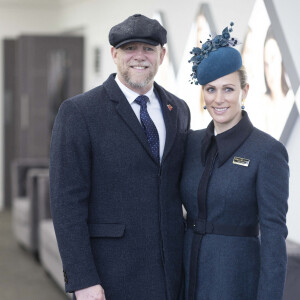 Zara Tindall et son mari Mike Tindall assistent au deuxième jour de la célèbre course de chevaux du festival de Cheltenham, le 16 mars 2022. 