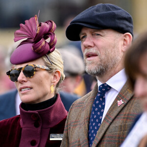 Zara Tindall et son mari Mike assistent au premier jour de la célèbre course de chevaux du festival de Cheltenham, le 15 mars 2022. 
