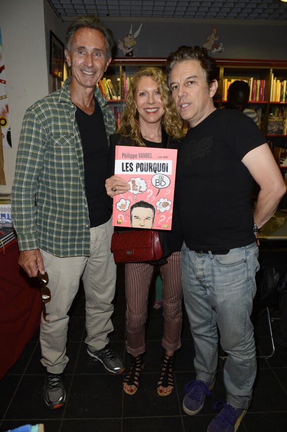Exclusif - Thierry Lhermitte, sa femme Hélène Lhermitte et Philippe Vandel lors de la dédicace de Philippe Vandel de sa bande dessinée " Les Pourquoi en BD" à la librairie BD Net à Paris, le 26 septembre 2014.