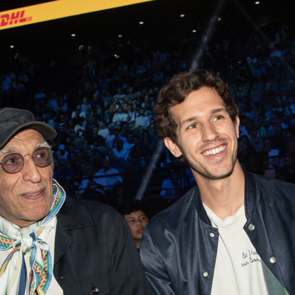 Gérard Darmon, son fils Jules Darmon, Paul Belmondo et son fils Victor Belmondo à l'AccorHotels Arena à Paris, France, le 14 mai 2022. © Aurelien Morissard/Panoramic/Bestimage