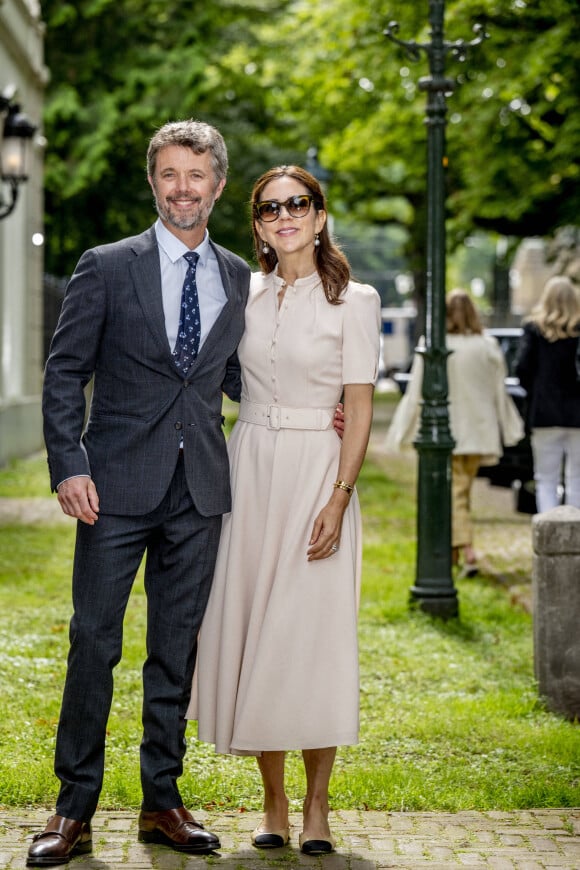 Le prince Frederik et la princesse Mary de Danemark lors d'une réception à l'ambassade du Danemark à La Haye, Pays-Bas, le 21 juin 2022, dans le cadre du voyage de promotion commerciale du couple avec une délégation commerciale aux Pays-Bas. 