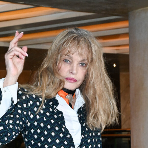 Exclusif - Arielle Dombasle - Remise du Prix Café Beaubourg à Paris le 21 mars 2022. Le Prix Café Beaubourg récompense une pièce de théâtre originale, écrite en français, jouée ou publiée au cours de la saison. Le lauréat se verra remettre un chèque de 5 000 € ainsi qu'un objet d'art (choisi par G. Costes, directeur du lieu) © Coadic Guirec/Bestimage 