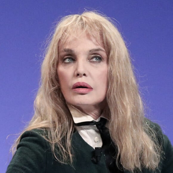 Arielle Dombasle - Personnalités lors d'une veillée de paix pour l'Ukraine au Palais de Chaillot à Paris. En soutien aux artistes ukrainiens, France Culture mobilise sa grille de programme et s'associe avec Culturebox et Chaillot-Théâtre national de la Danse, pour répondre à l'appel à la solidarité lancé par le directeur du Théâtre National de Strasbourg et la directrice du Préau - CDN de Vire. France Culture et Culturebox proposent une veillée de soutien, qui proposera des lectures extraites de Les Soirées du hameau près de Dikanka de Nikolaï Gogol et en intégralité Les chevaux de feu, conte ukrainien de Mykhaïlo Kotsioubynsky © Stéphane Lemouton / Bestimage