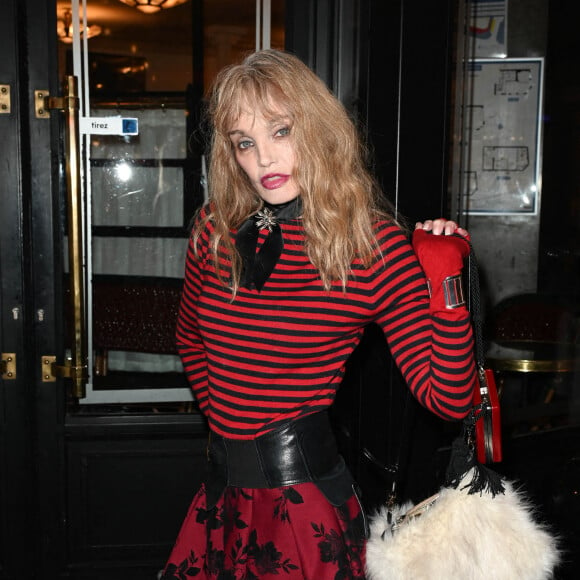 Arielle Dombasle - Lancement du numéro 75 de la revue littéraire "La règle du jeu", avec pour thème "Comment lisez-vous ?", au Café de Flore à Paris. Le 16 février 2022 © Coadic Guirec / Bestimage