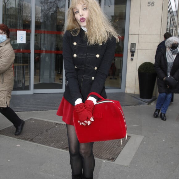 Exclusif - Arielle Dombasle à la sortie des studios de la radio RTL à Paris, le 28 janvier 2022. 