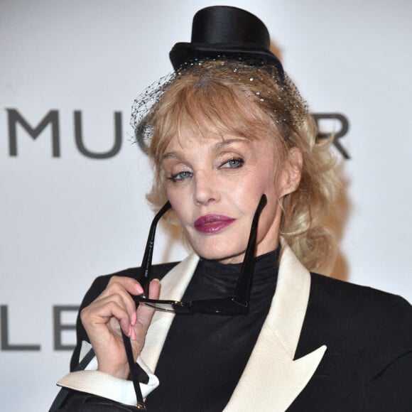 Arielle Dombasle au photocall de l'exposition "Thierry Mugler: couturissime" au Musée des Arts Décoratifs (MAD) à Paris le 28 septembre 2021. 