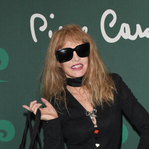 Arielle Dombasle - Photocall - Soirée exceptionnelle en l'honneur de Pierre Cardin à l'occasion des 70 ans de sa maison de couture et projection du film documentaire "House of Cardin" suivi d'un cocktail au théâtre du Châtelet à Paris, le 21 septembre 2020. © Coadic Guirec/Bestimage 