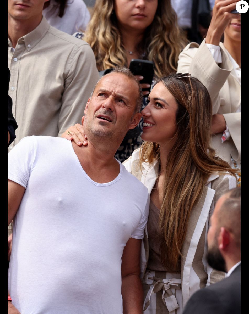 Roger Erhart et sa compagne Delphine Wespiser, Miss France 2012 - Célébrités dans les tribunes des internationaux de France de Roland Garros à Paris le 31 mai 2022. © Cyril Moreau - Dominique Jacovides/Bestimage