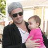 Cam Gigandet, accompagné de sa chérie Dominique et de sa petite Everleigh Ray, font du shopping sur Beverly Hills, le 2 février 2010.