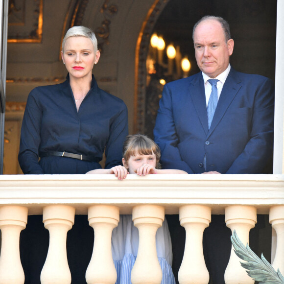 Le prince Albert II de Monaco, sa femme, la princesse Charlene et leur fille, la princesse Gabriella durant la procession de la Fête Dieu sur la place du Palais, le 16 juin 2022.