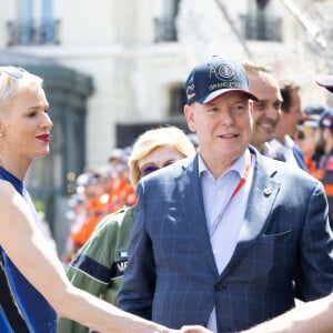 Le prince Albert II et la princesse Charlène de Monaco rendent visite aux bénévoles de la croix rouge du Grand Prix de Formule 1 de Monaco, le 28 mai 2022. © Olivier Huitel/Pool Monaco/Bestimage 
